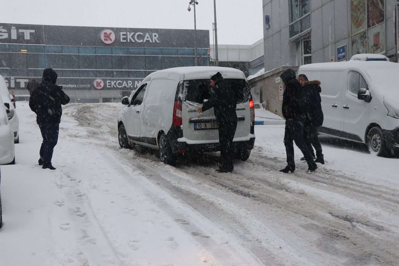 İstanbul'da kar ve tipi etkili olmaya başladı